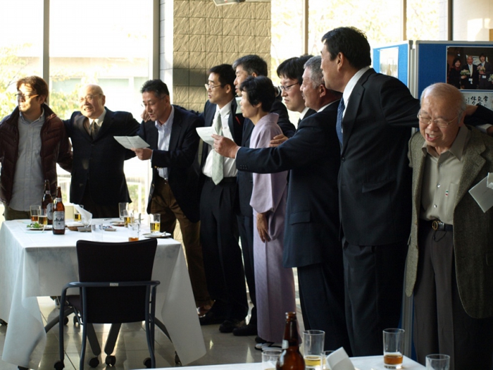 寮歌「白波寄する」を全員で合唱